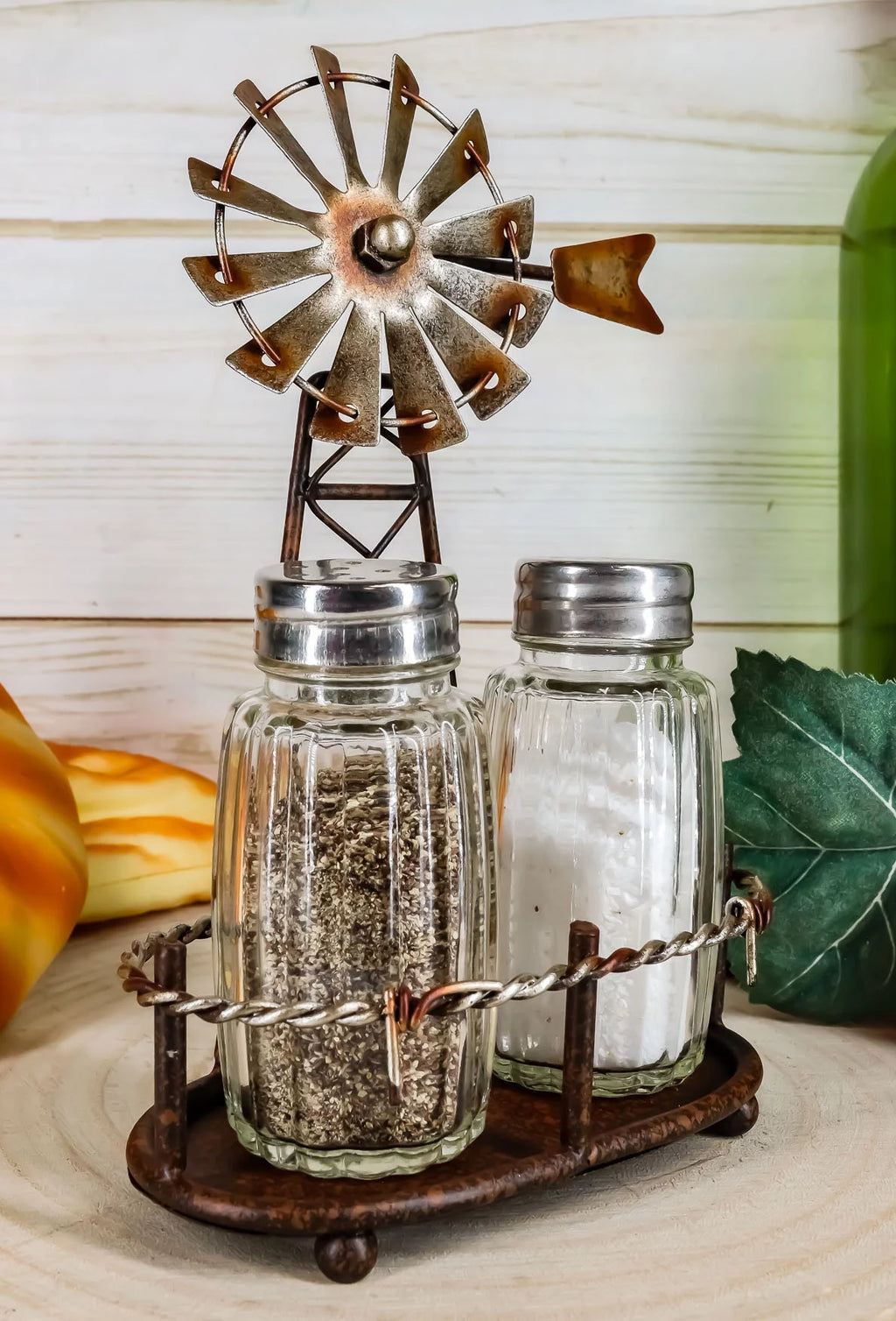 Salt And Pepper Shakers Set B715