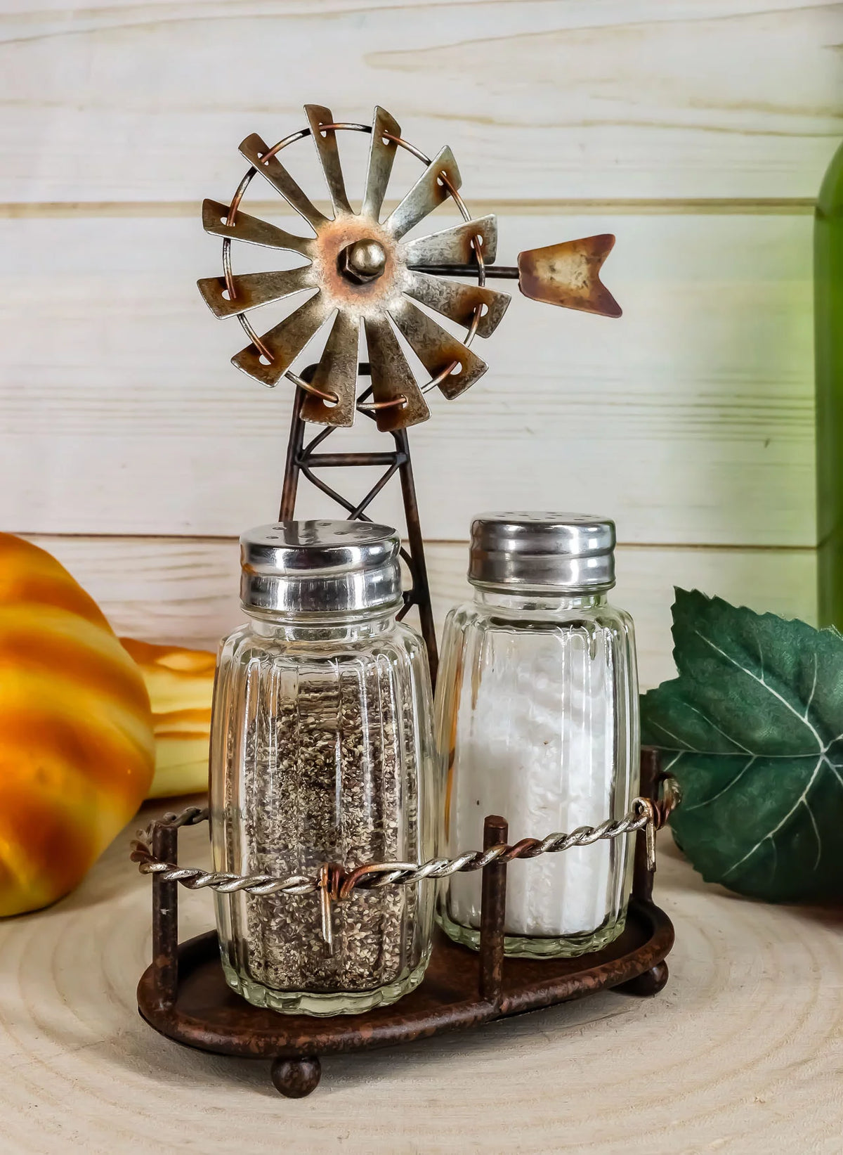 Salt And Pepper Shakers Set B715